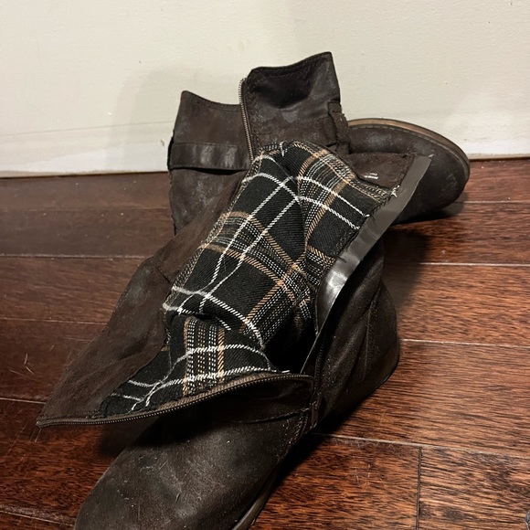 Suede type material boots. Only worn a few times. Size 9. cute and comfortable. - Picture 3 of 3